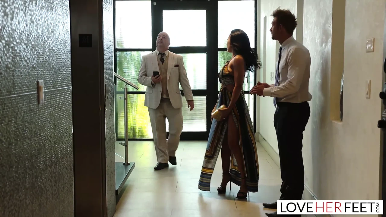 Loveherfeet - 与房地产经纪人偷偷摸摸地出轨。