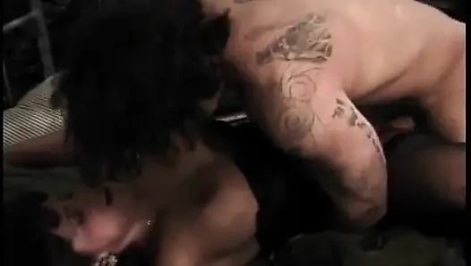 Azgın genç adam seksi orta yaşlı seksi kadının ıslak amını yalıyor ve sikiyor
