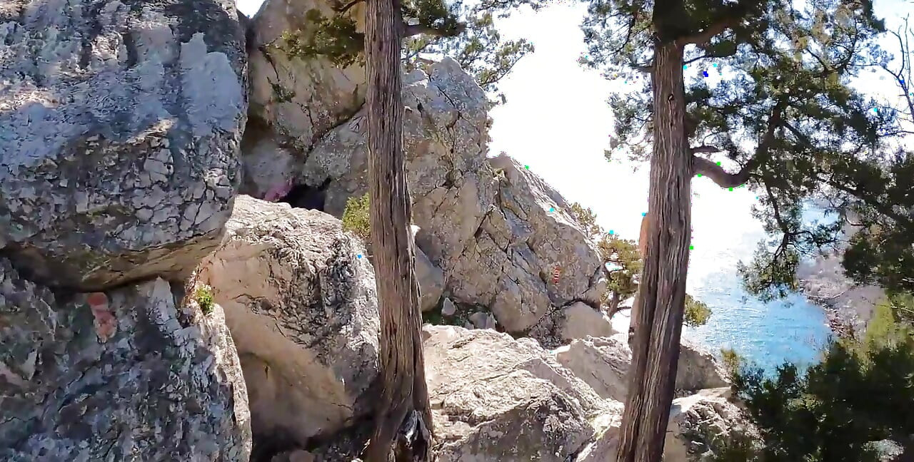 Erotica في الهواء الطلق ، فتاة ذات شخصية مذهلة تظهر مؤخرتها الرائعة على خلفية البحر والجبال.