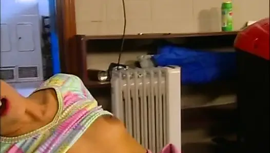 Sıkı amcıklı genç klasik kız büyük yarakla sikiliyor ve ağzına boşalıyor