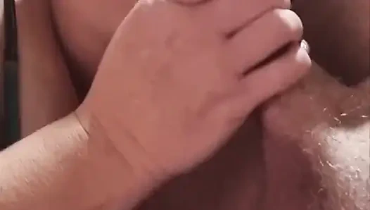 Лежа и кончаю мне в рот