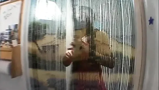 Настоящее любительское домашнее видео: Sophie любит быть грязной в ее квартире