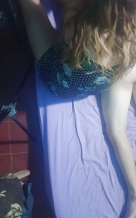 Vestido corto y manos mágicas en el colchón