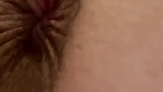 Aku mencukur memek indahku dan anus ketat berbulu close-up. Memek yang dicukur