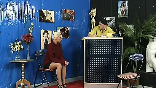 İşeyen Alman rahibe edepsiz sevgilisiyle yakınlıklarını gösteriyor