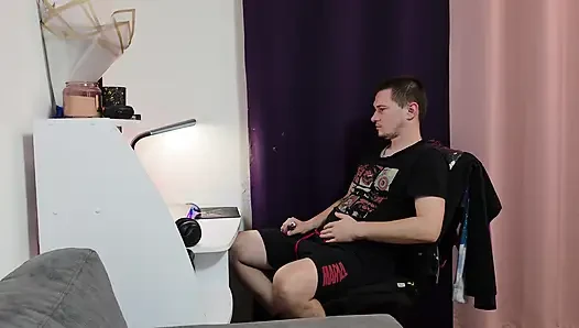Azgın adam porno izlerken kendini orgazma ulaştırıyor - işe gitmeden önce neye ihtiyacı var