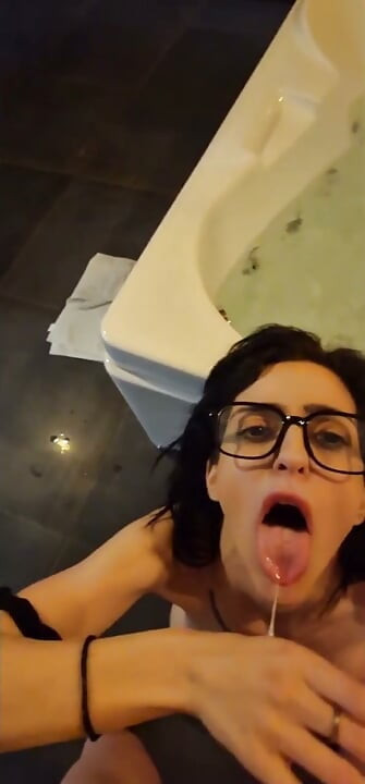 Futai în spa public cu ejaculare pe față