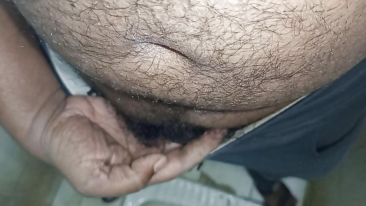 Hintli eşcinsel adam ofis odasında karısının ağzını emiyor