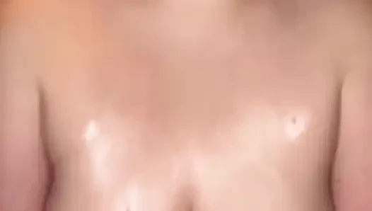 Yağlı büyük göğüslerimi ovuyorum