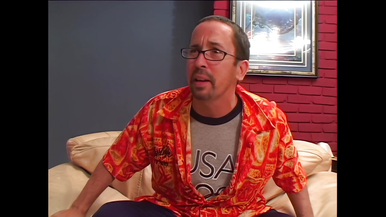 两位令人惊叹的年轻美女, 带着大假进行感官女同性恋性爱