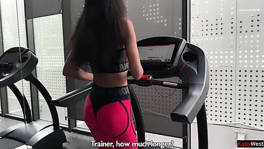Großzügiger Trainer hilft Katty West, nach dem Training ein Eichhörnchen zu bekommen – Analsex