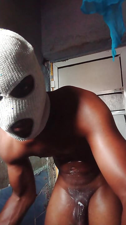 Strafhard2k shows how he shave his dick hairs