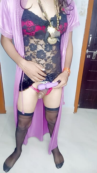 Meri mummy ne kal aisi hi apni chut me vibrator dala tha our do lund ek sath li thi