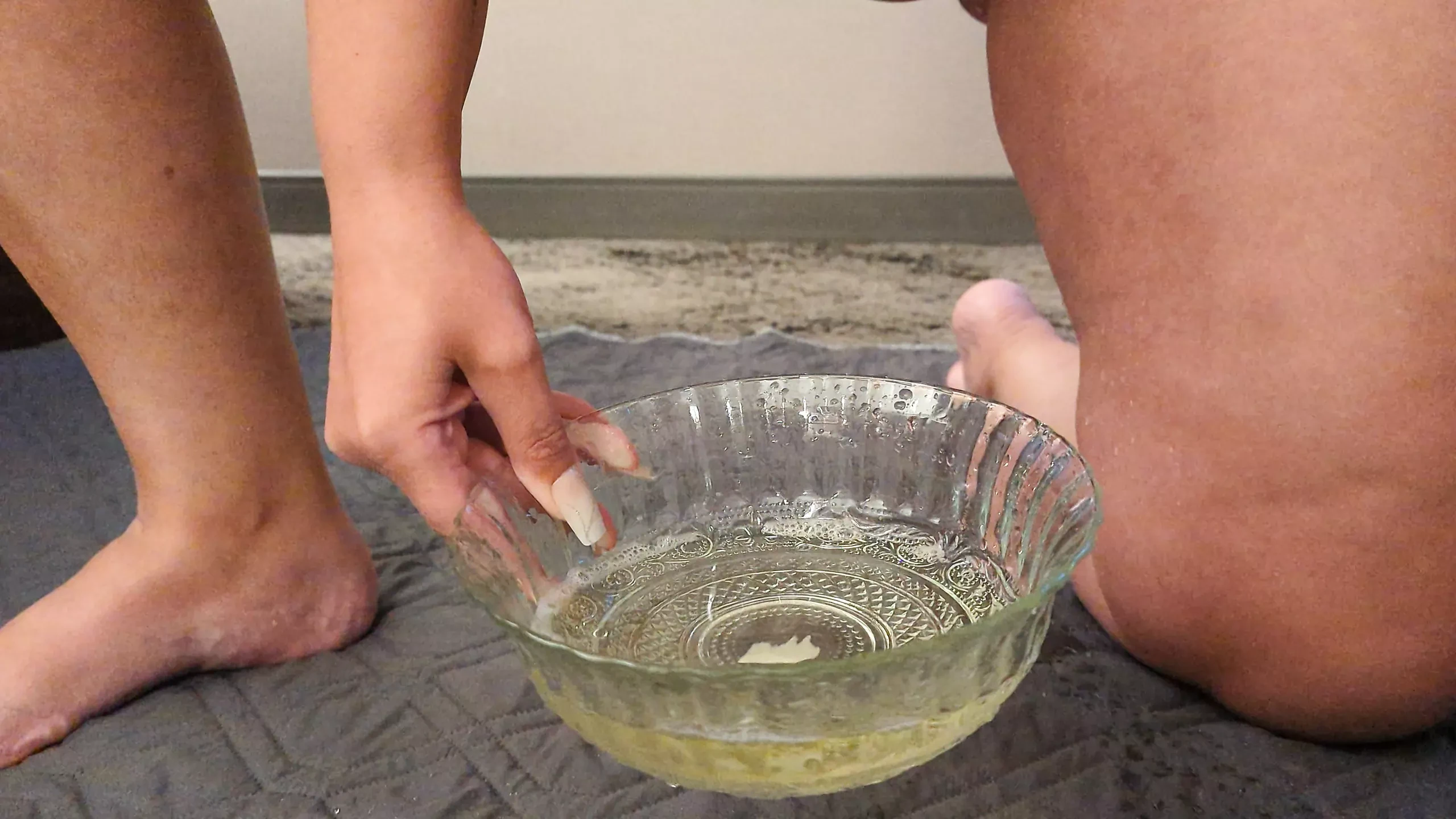 Đi tiểu lộn xộn tuyệt vọng vào một cái bát