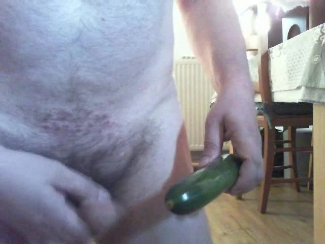 Courgette en cul et bouche (zucchini in ass and mouth)