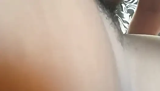 Patronumun yarağını emiyor, ağzımda olmasına bayılıyorum