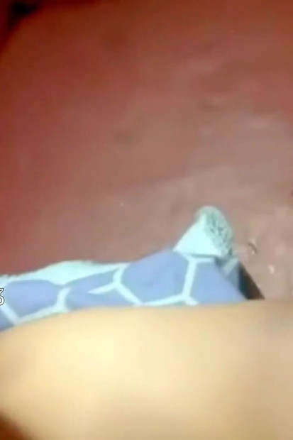 Main adbhut mahsoos karti hoon kyonki main apni sauteli bahnon ko apne bare lnd ke sath guda men chodta hoon