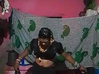 Maduri bhabhi porte un sari noir