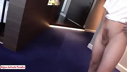 Zarif aura soluk tenli ofis kadını öğle yemeğinde yakınlıkta bağlantıyı derinleştiriyor