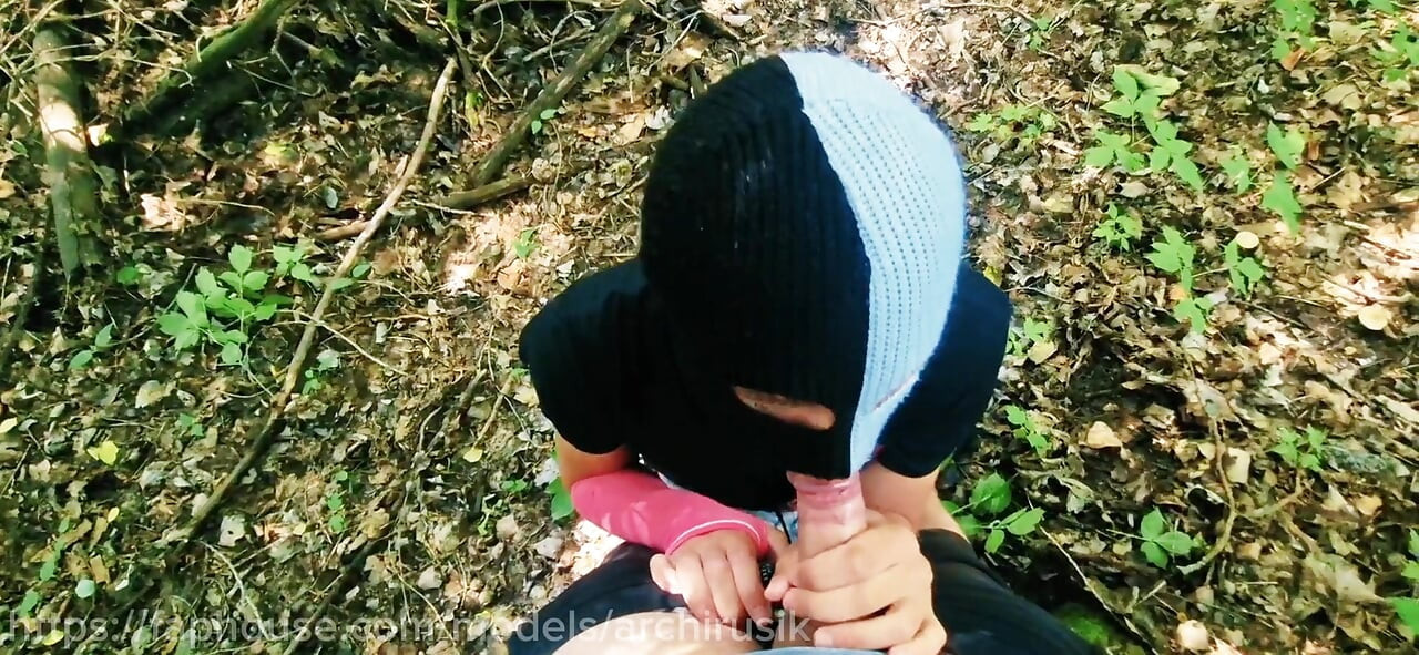 Twinks with Big Dicks Fuck During Breaks in the Park Without Condoms Until They Cum