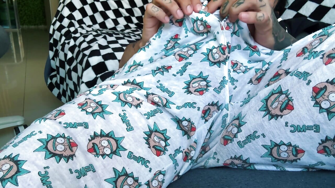 Gigante se revela minúscula humana enquanto se masturba e toca seu corpo em primeiro plano