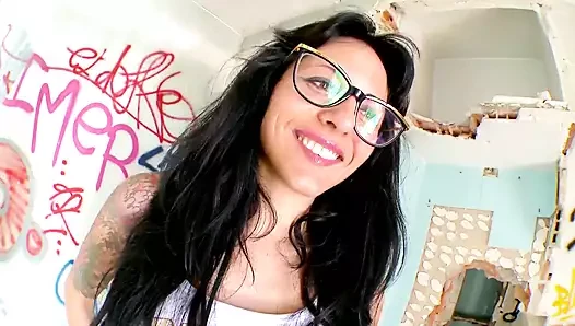 Едва достигшая возраста Raquel Abril - возбужденная девушка получает свою киску