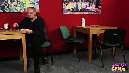 Ласкает в кафе