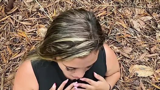 Taze terli koşucu kız yolda yabancıyla sikişiyor