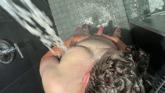 Пухлый мужик принимает душ в отеле