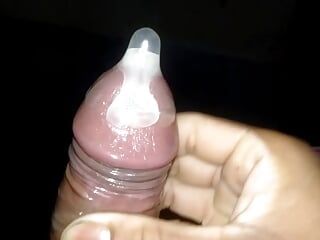 Zaroor Codom Pancutan mani dalam Kondom Dengan Air Mani