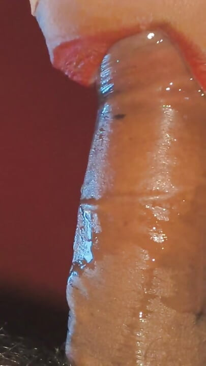 Blowjob tenggorokan dalam dengan mani muncrat ..
