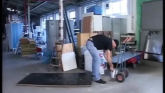 Она немецкая работница с большими сиськами, которую трахнул чувак-куколд