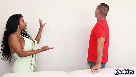 Закулисье - чернокожая богиня ТиаМария трахает сисечками разнорабочий с большой елдой