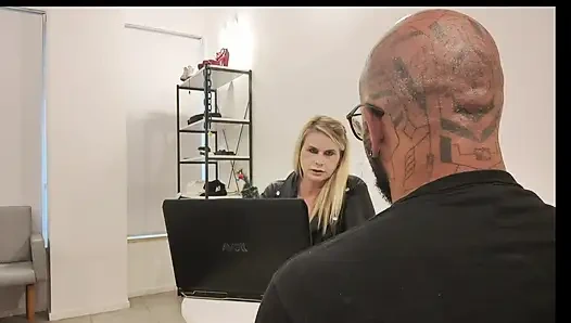 Masör bir iş görüşmesinde cezalandırıldı ve Tiffany onu küçük ayaklarla oynamaya zorladı