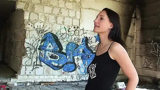 Geiles schätzchen reitet einen riesigen schwanz zu einem mund, abspritzen im freien