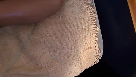 Развязанная брюнетка заходит слишком далеко с дилдо