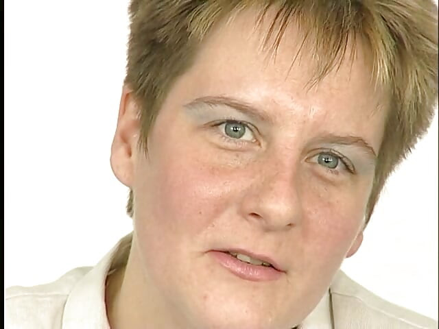Blondă matură la audiție care are parte de spermă pe țâțe după masturbare și muie