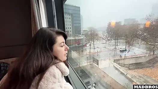 Красивую французскую девушку трахают в снегу в Париже !!