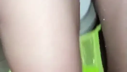 Aku lagi asik muasin memekku pakai celana dalam seksi ini!