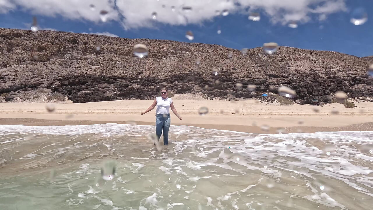 Chica Mojando Jeans En El Océano Y Nadando En Camiseta Blanca Mojada