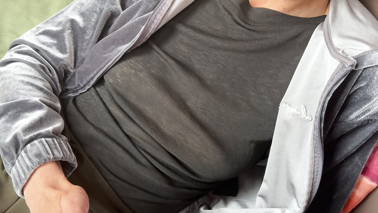 Чувствую возбуждение, пока мои пирсинговы сосков блестят через мою полуоткровную блузку в публичном кафе