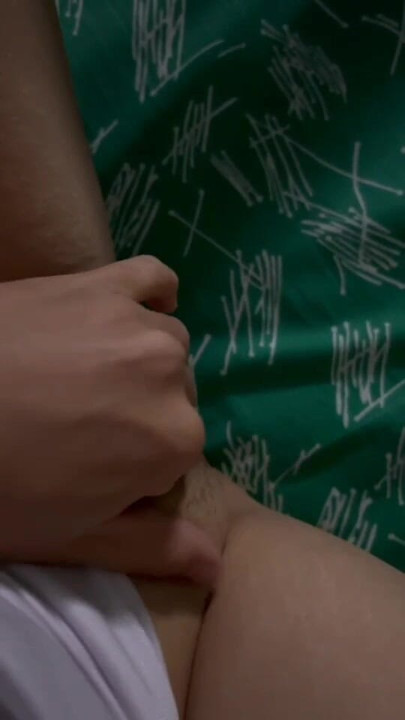 Awek Asia Tiziana menunjuk-nunjuk pepek dan menggesel kelentitnya