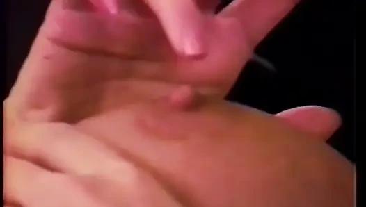 Muhteşem sarışın güzel Tabitha Stevens amını ovalarken iyi sikişiyor ve seksi konuşuyor 2 sahnede 1