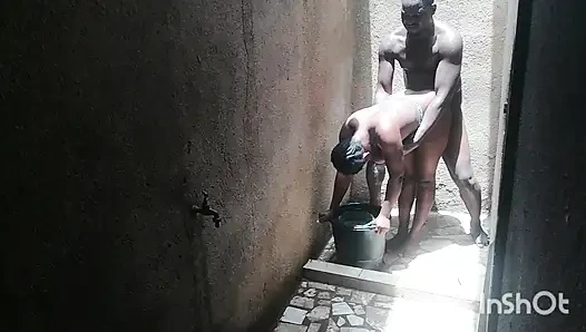Die ehefrau meiner besten freundin rief mich in der dusche an, während sie ihre privaten teile wäscht. Ich konnte der Versuchung nicht widerstehen.