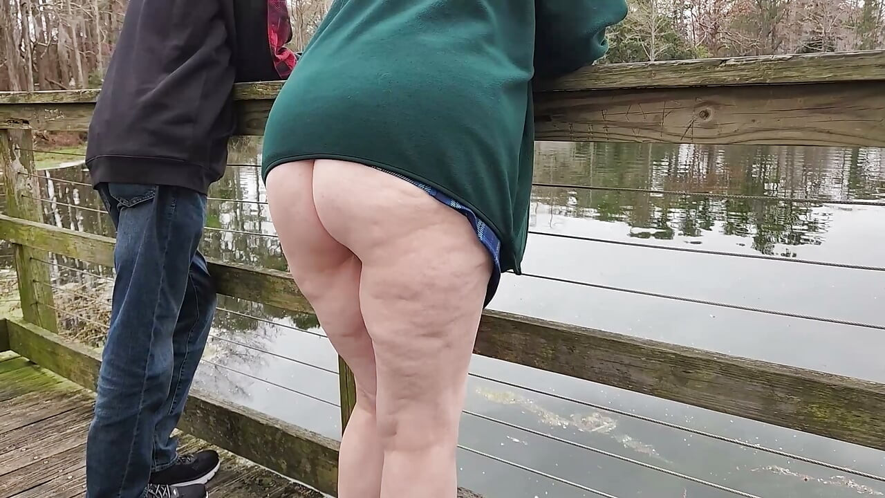 MILF BBW ร้อนแรงเดินเล่นในสวนโชว์ก้นโผล่! แล้วให้คนแปลกหน้าดูดควย!