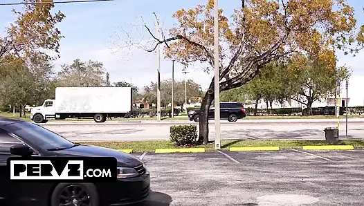 Sophia Burns ve Nicky bir biniş arka koltukta vahşi bir sikiş seansına dönüştürüyor