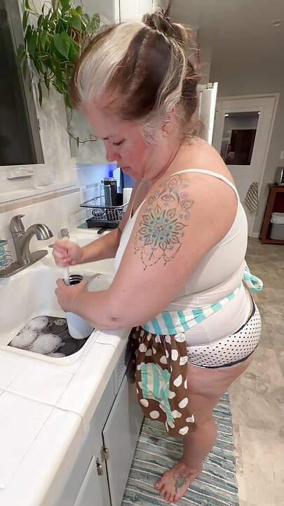 Hot Mom Maxine in apron washing the dishes and stripping, masturbating and squirting plus wet t-shirt - SO HOT!!!