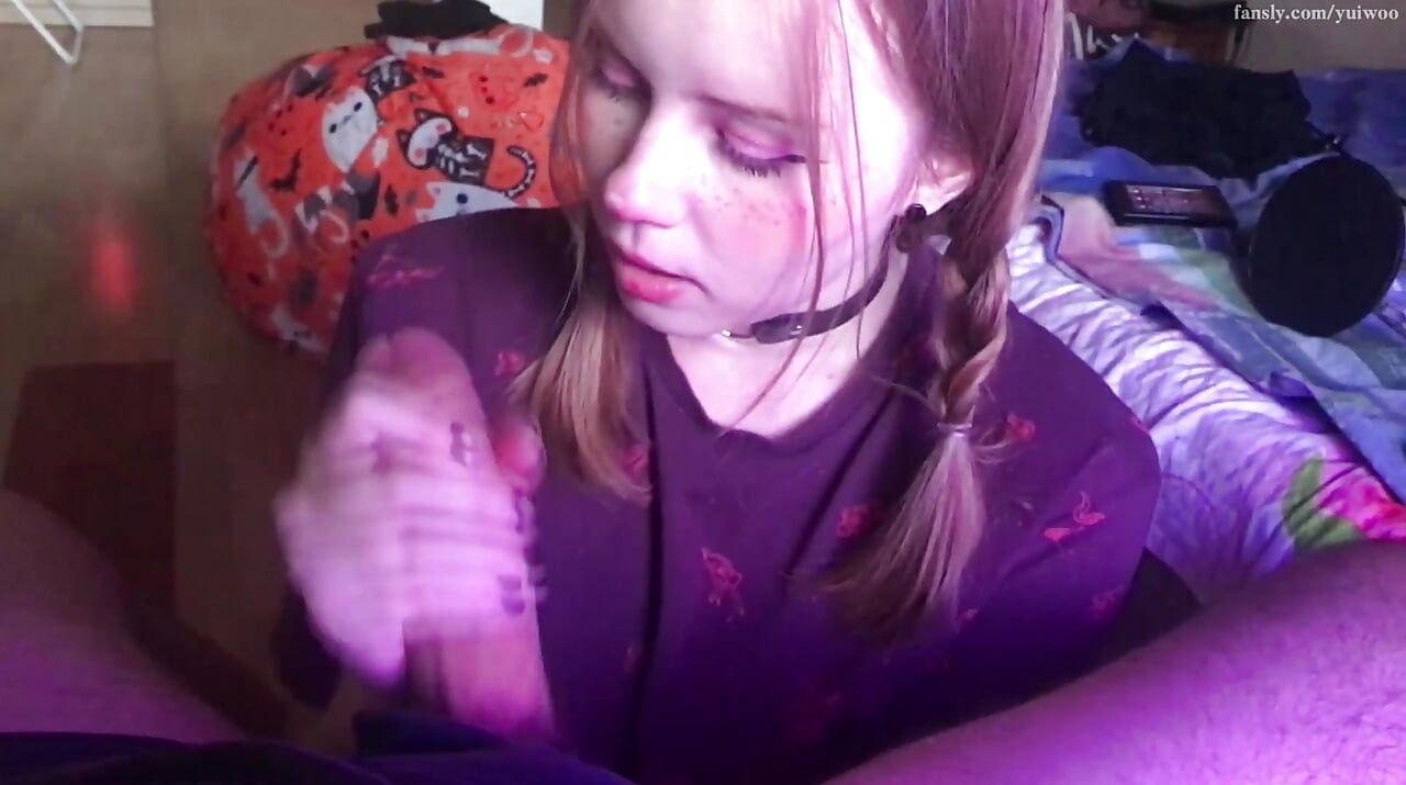 Une jeune demi-sœur suce une grosse bite et se fait éjaculer sur le visage