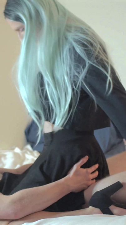大きなチンコのブロンド男が超セクシーなシシーとセックス