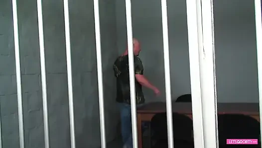 Esmer avukat müşterisini hapishanede sikiyor